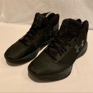 Boys 2017 UNDER ARMOUR JET Basketball Shoes sz 6Y